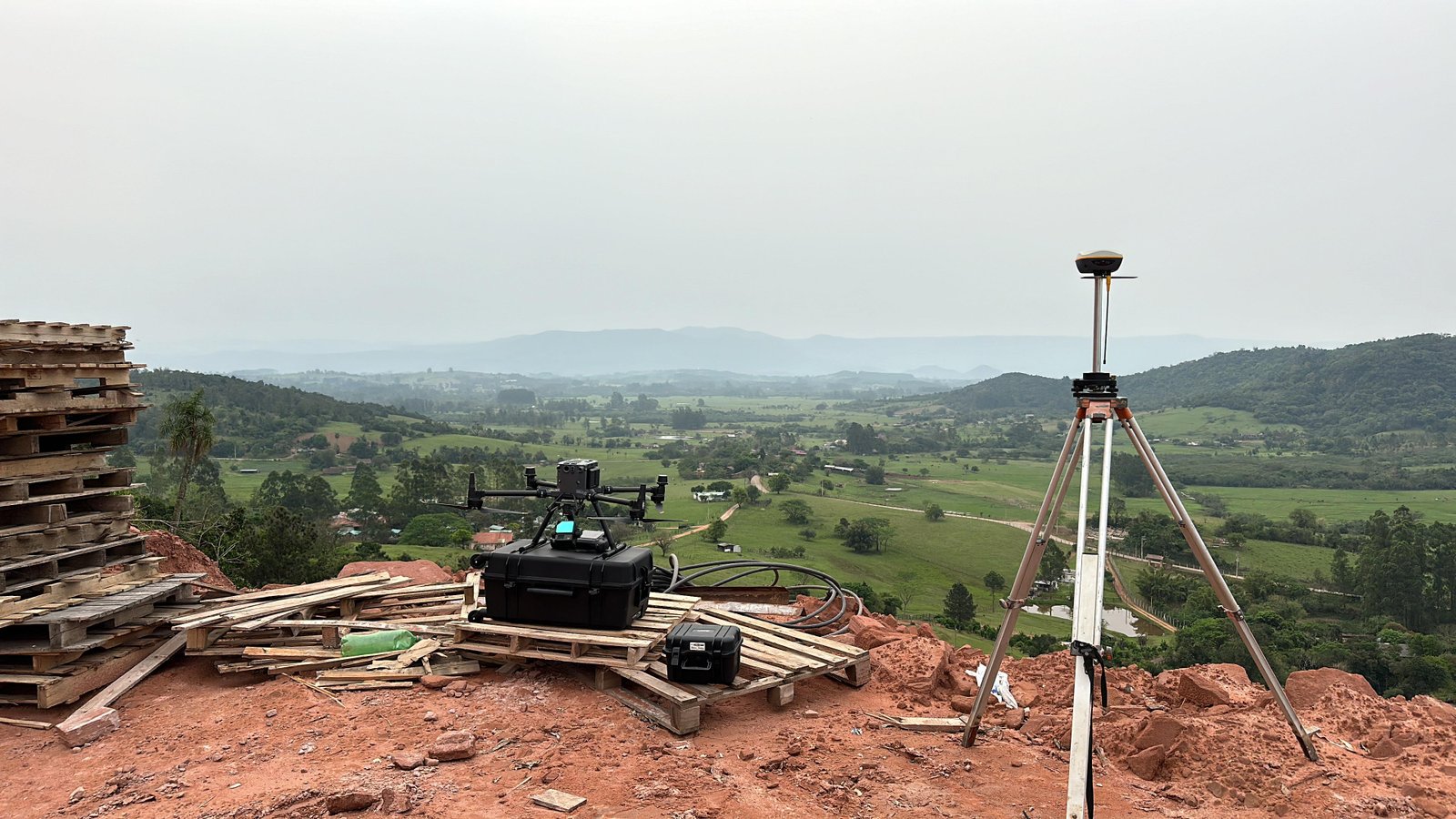 Equipe de topografia trabalhando